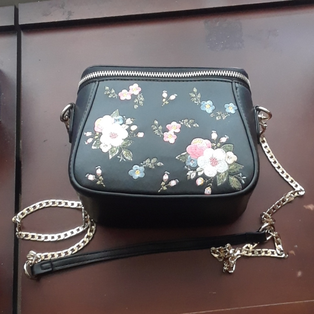Brand new Parfois floral purse